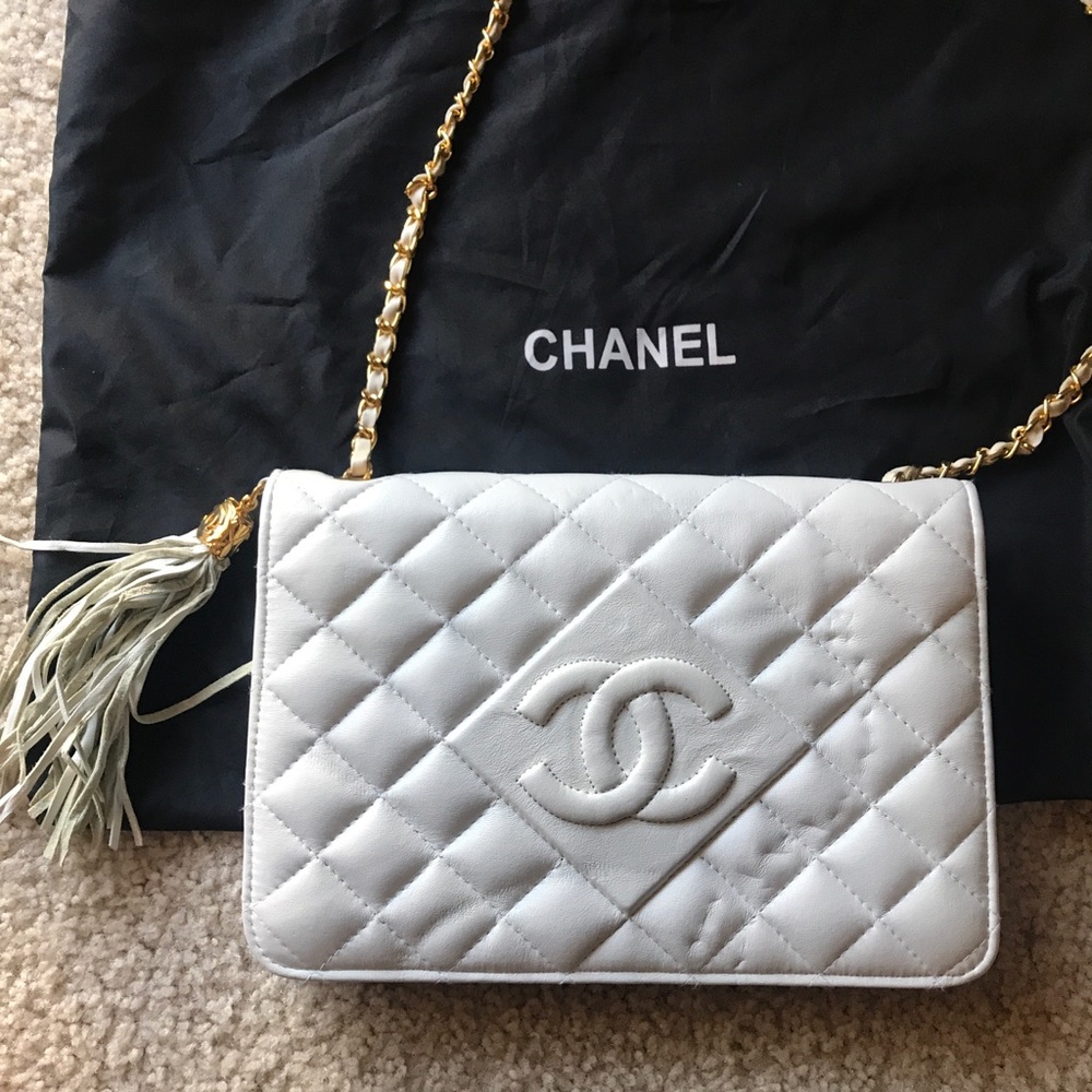 Chanel lambskin vintage handbag, little flaws!